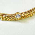 Bracelet jonc en acier inoxydable doré avec zircon et chaîne décorative – Image 3