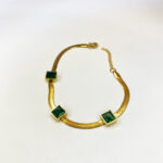 Bracelet en Acier Inoxydable Doré avec Pierres Vert Émeraude Carrées
