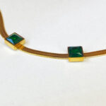 Bracelet en Acier Inoxydable Doré avec Pierres Vert Émeraude Carrées – Image 2