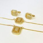 Coffret Parure Dorée pour Femme – Collier, Bracelet et Boucles d’Oreilles avec Zircons – Image 2
