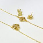 Parure Carrée Dorée Femme – Collier, Boucles & Pendentif en Acier Inoxydable avec Strass – Image 2